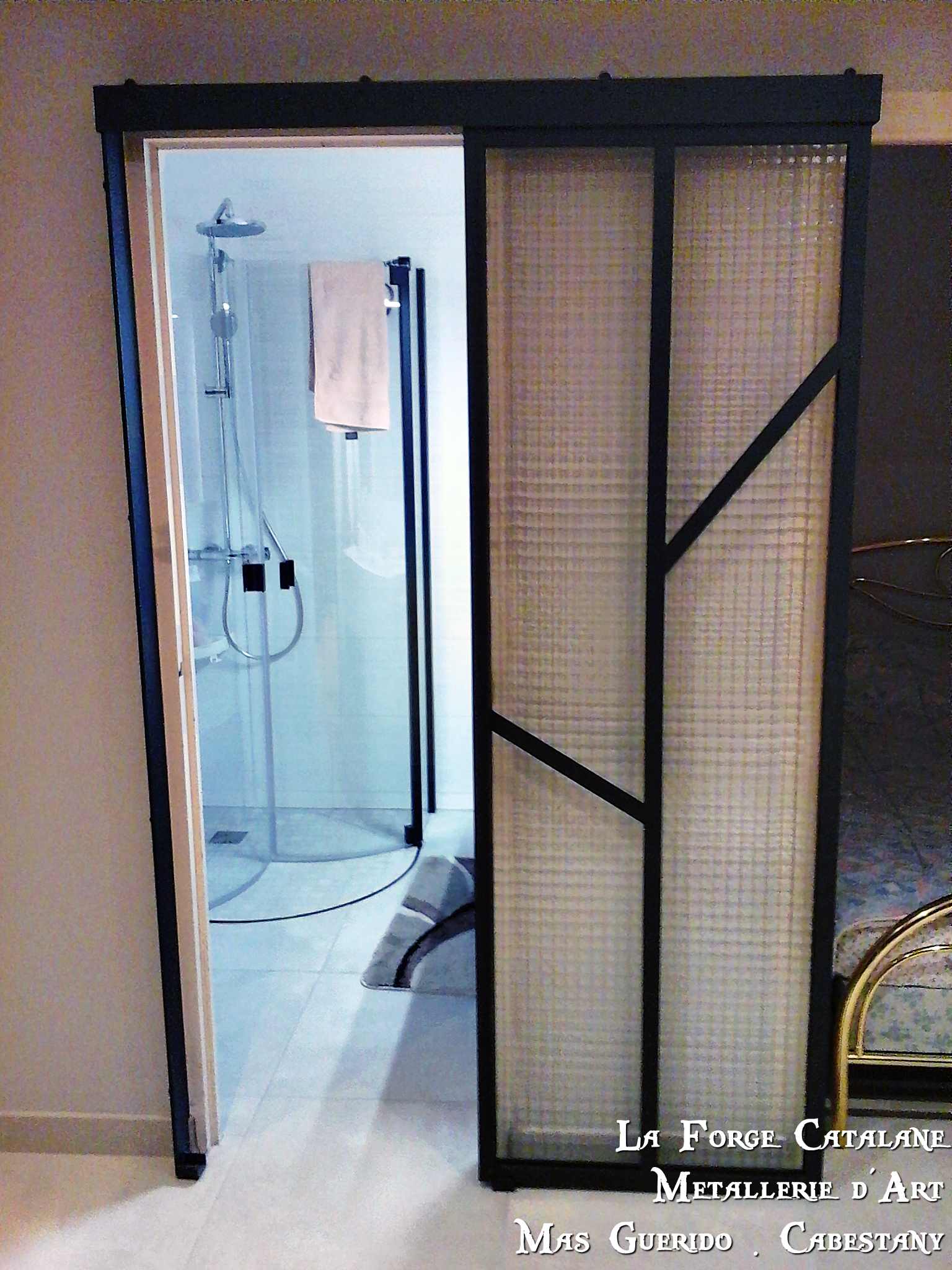 porte verriere coulissante motif fer plat oblique vitrage armée fer forge catalane (3).jpg